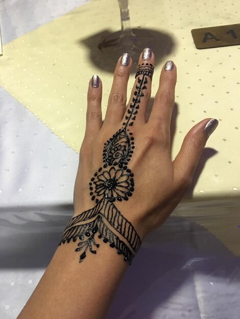 Simple Chain & Charm Mehndi Designs showcasing delicate and intricate patterns."