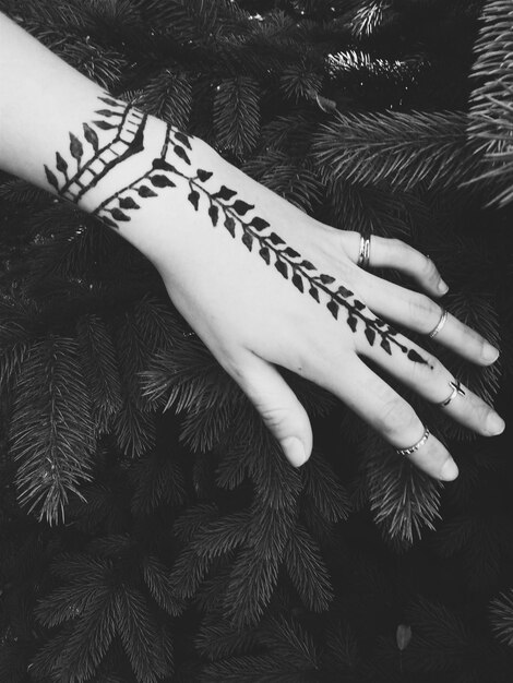 Double Vine Wrist Wrap  Simple Mehndi Designs