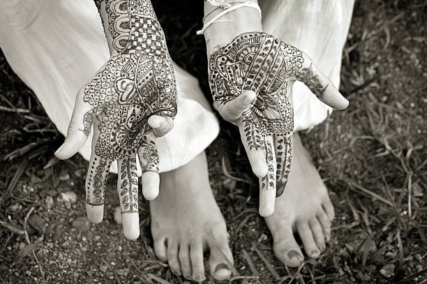 Minimalist peacock feather mehndi design, showcasing simple and elegant henna artistry.

Would you like any adjustments or further details added?